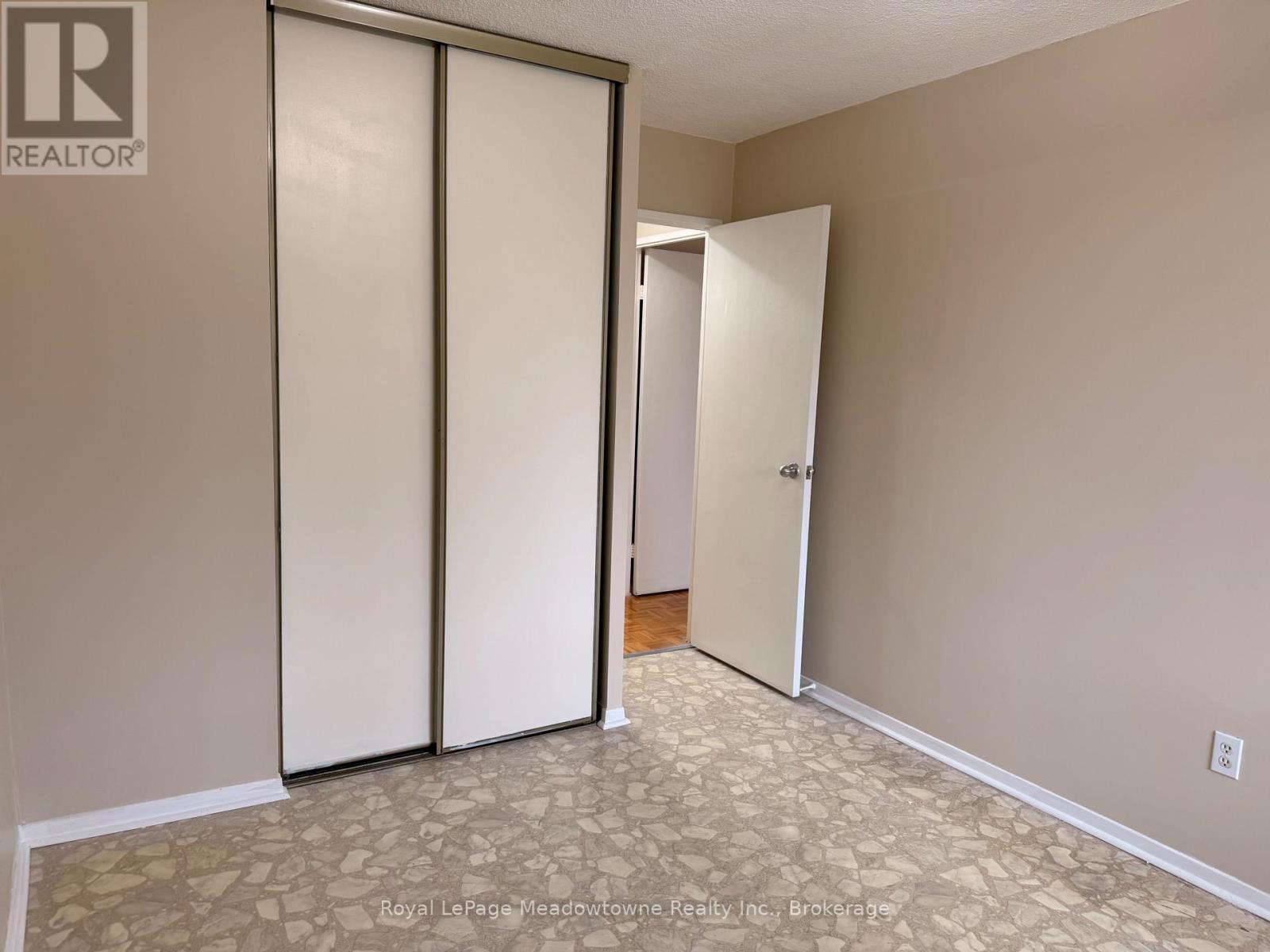 












215 - 2929 AQUITAINE AVENUE

,
Mississauga (Meadowvale),




Ontario
L5N2C7

