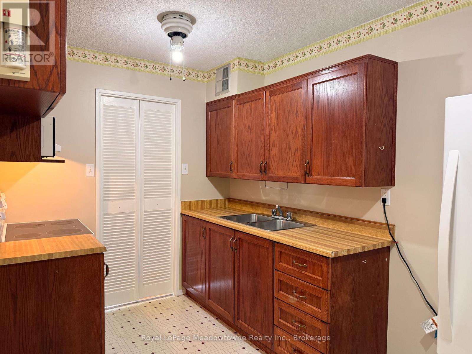 












215 - 2929 AQUITAINE AVENUE

,
Mississauga (Meadowvale),




Ontario
L5N2C7

