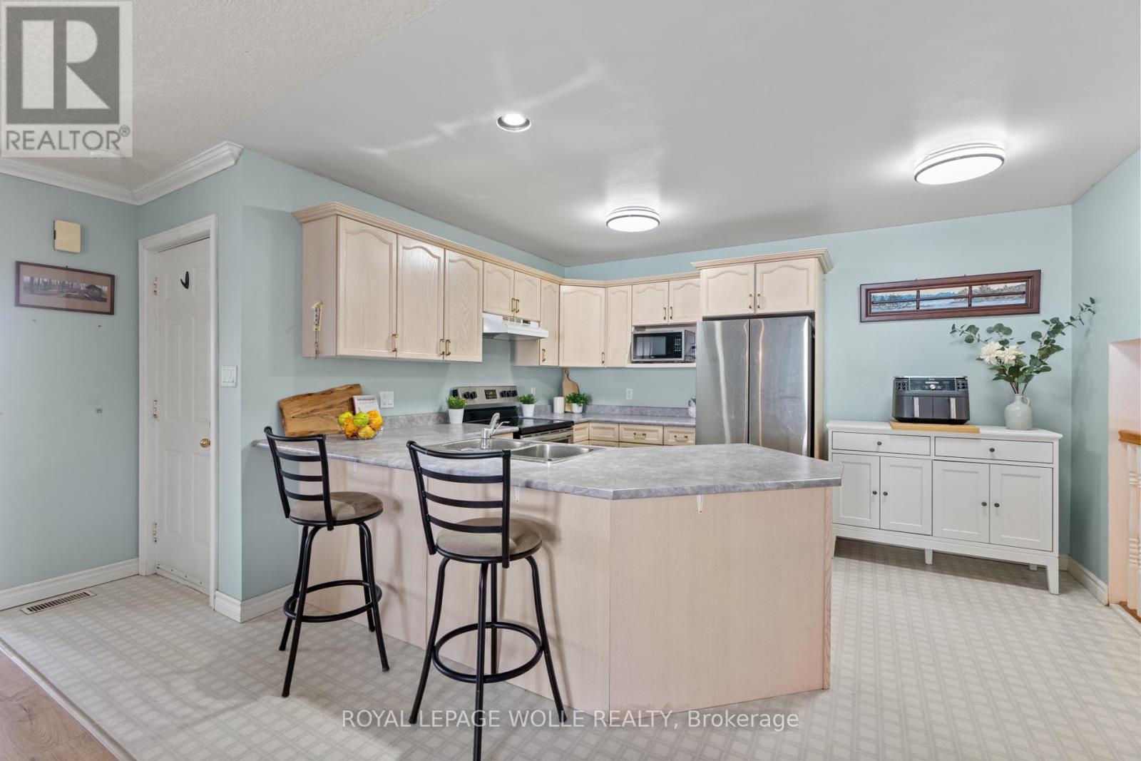 












28 GEMMELL COURT

,
Stratford,




Ontario
N5A7W9

