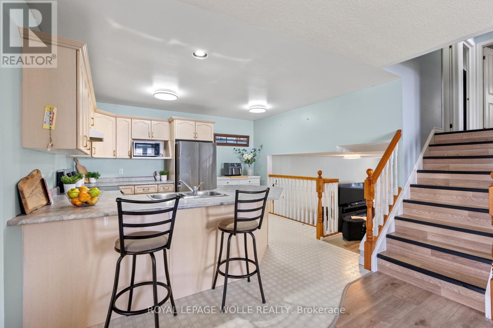 












28 GEMMELL COURT

,
Stratford,




Ontario
N5A7W9

