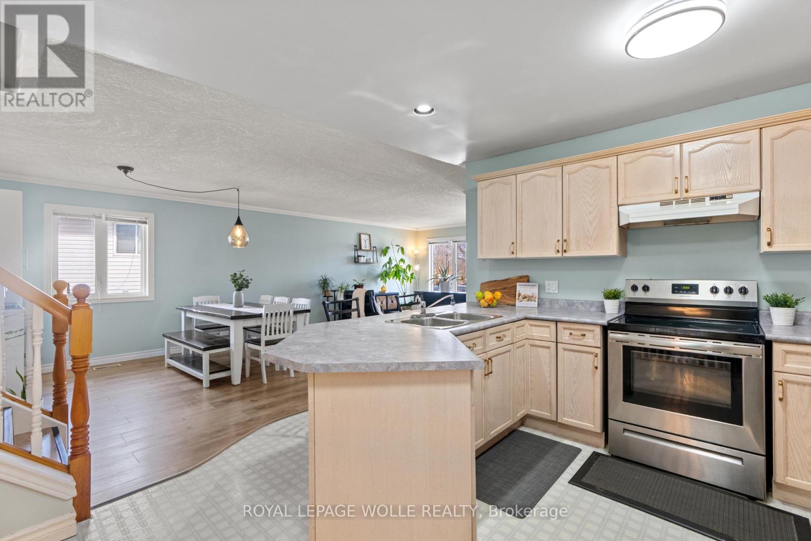 












28 GEMMELL COURT

,
Stratford,




Ontario
N5A7W9

