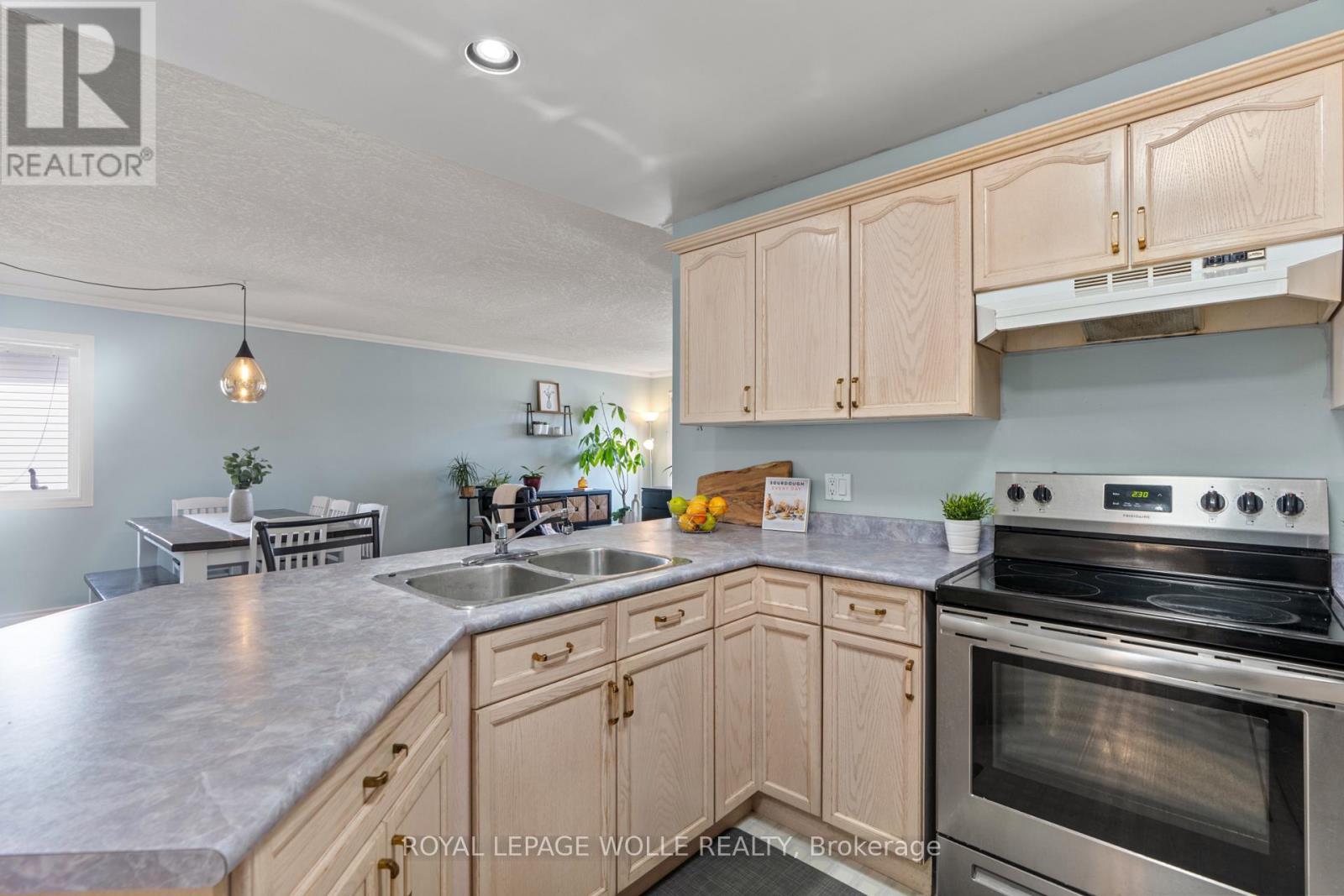 












28 GEMMELL COURT

,
Stratford,




Ontario
N5A7W9

