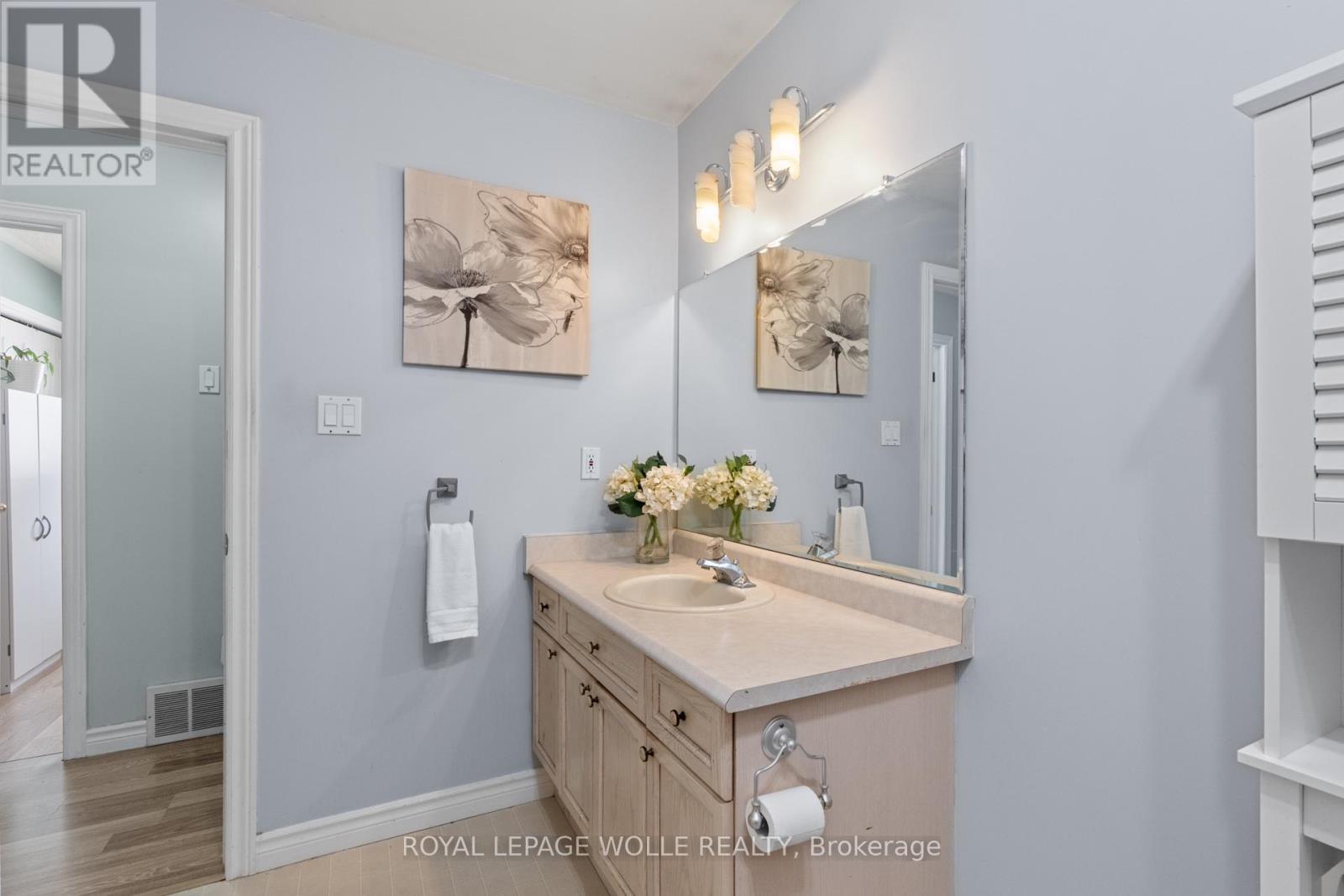 












28 GEMMELL COURT

,
Stratford,




Ontario
N5A7W9

