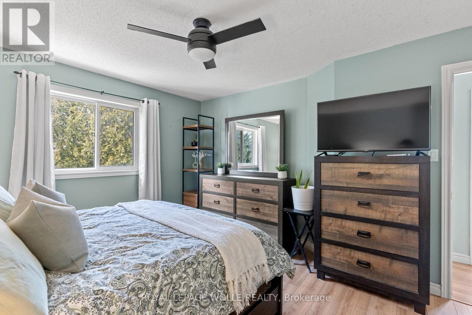 












28 GEMMELL COURT

,
Stratford,




Ontario
N5A7W9

