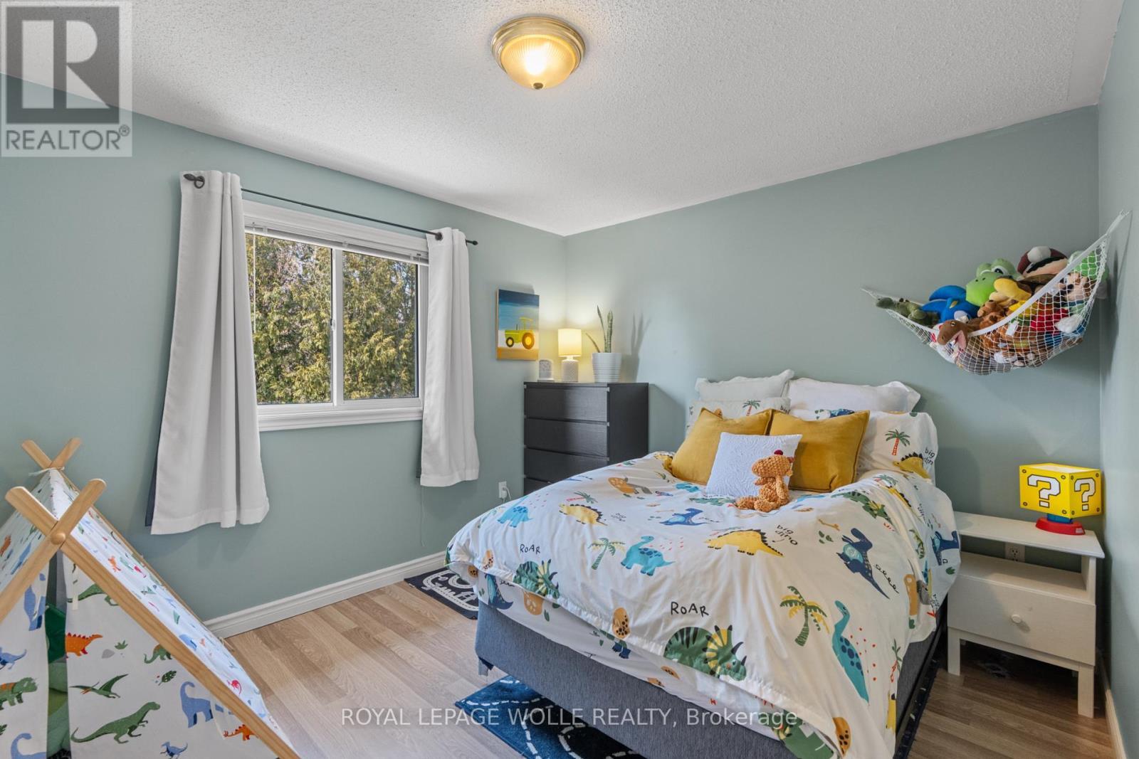 












28 GEMMELL COURT

,
Stratford,




Ontario
N5A7W9

