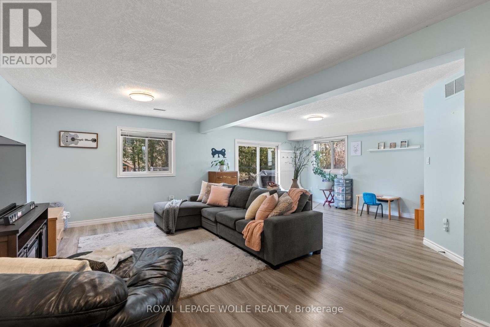 












28 GEMMELL COURT

,
Stratford,




Ontario
N5A7W9

