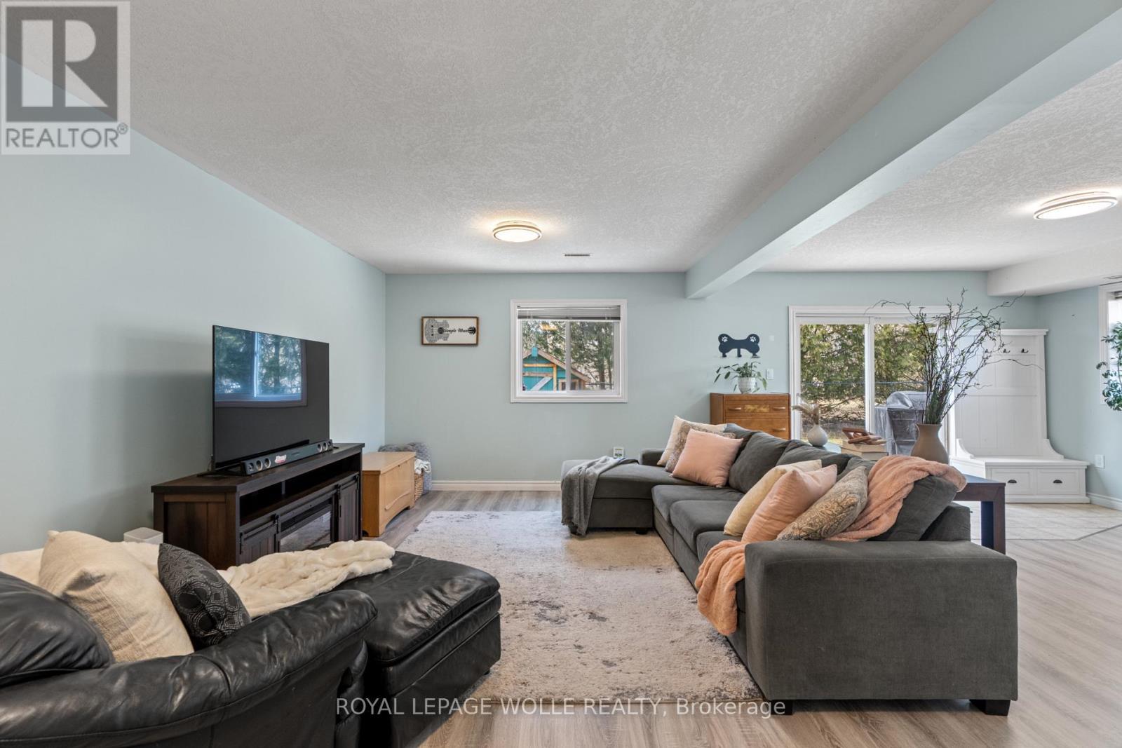 












28 GEMMELL COURT

,
Stratford,




Ontario
N5A7W9

