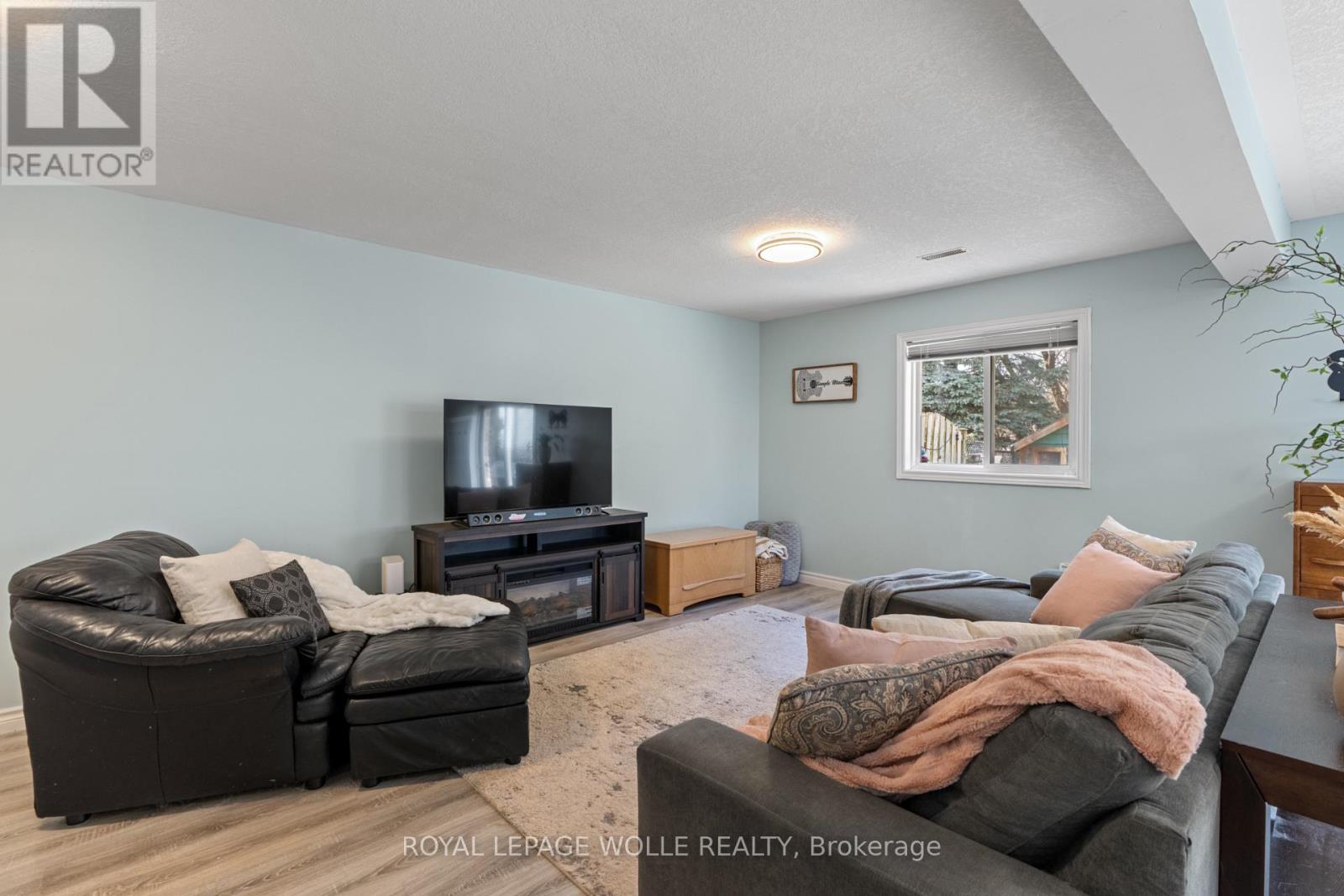 












28 GEMMELL COURT

,
Stratford,




Ontario
N5A7W9

