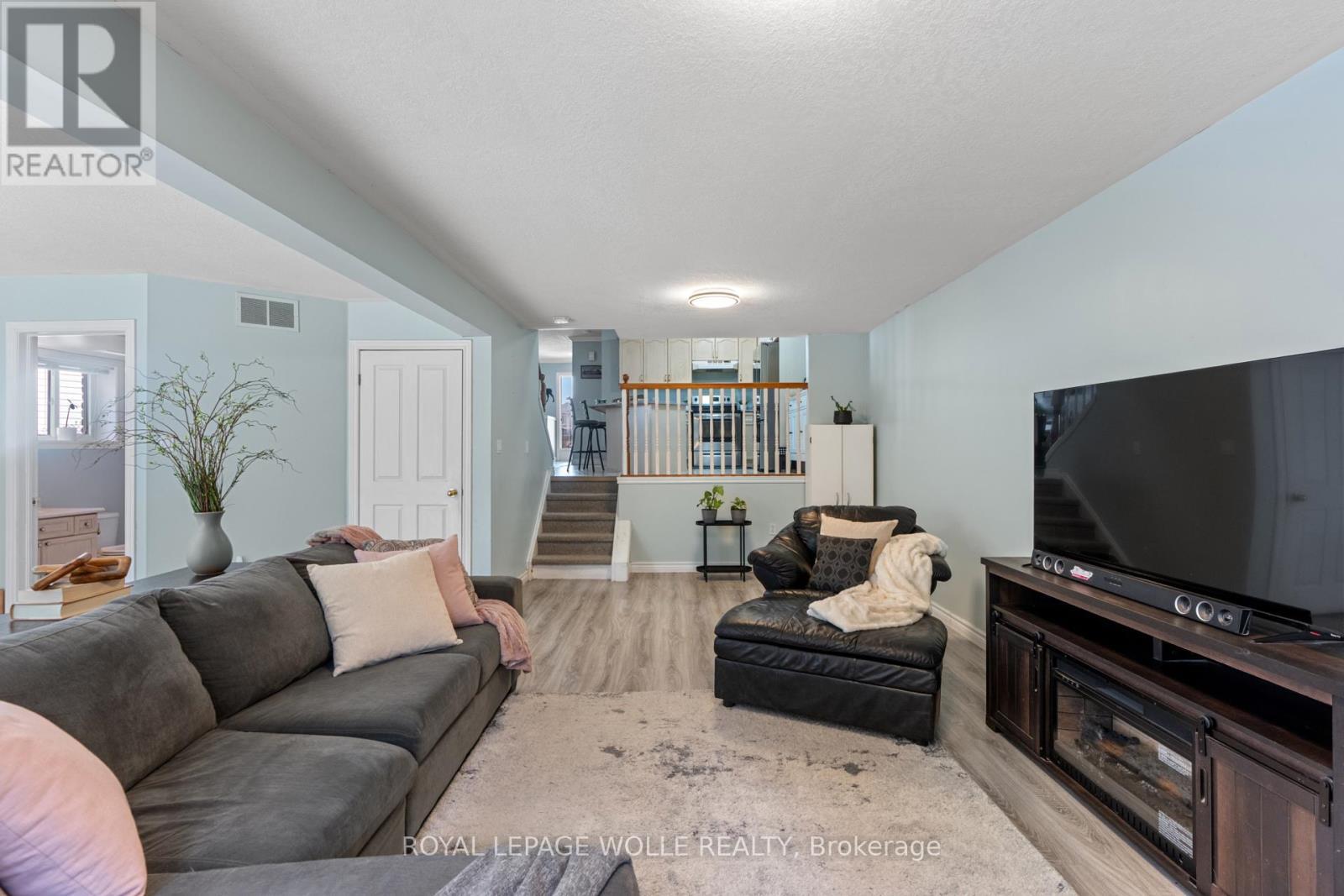 












28 GEMMELL COURT

,
Stratford,




Ontario
N5A7W9

