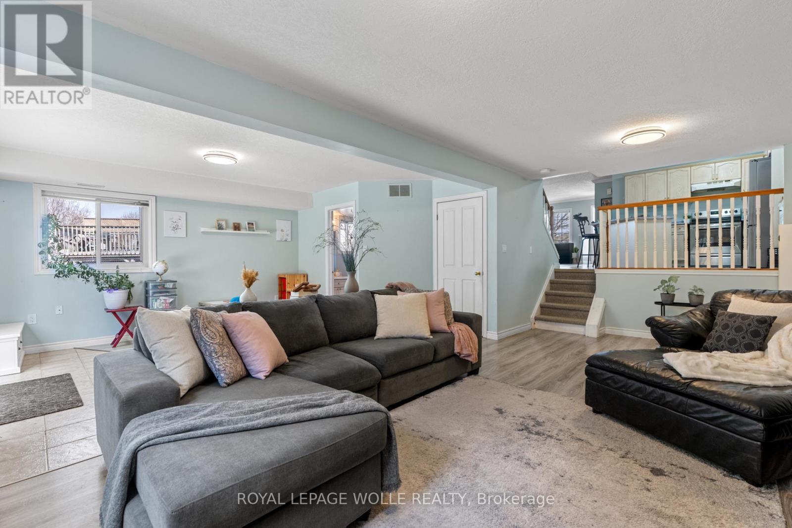 












28 GEMMELL COURT

,
Stratford,




Ontario
N5A7W9

