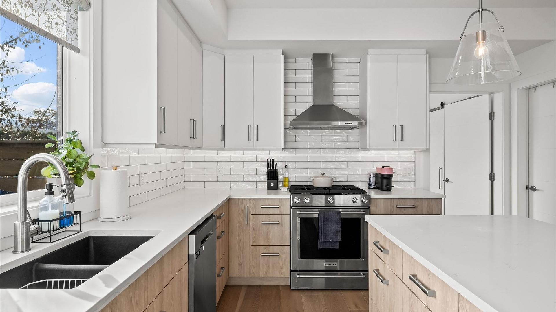 









887


Morrison

Avenue, 2,
Kelowna,




BC
V1Y 5E6

