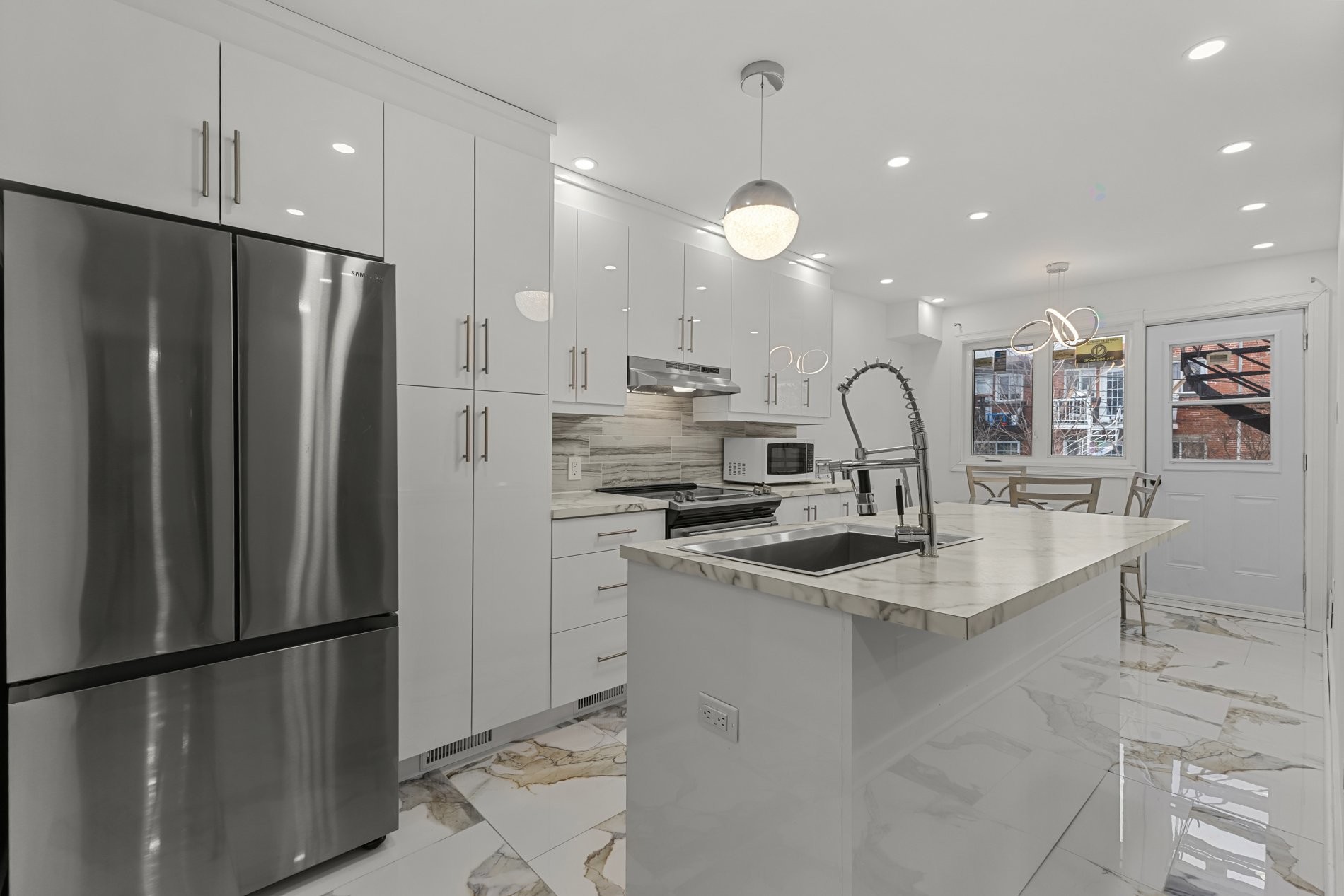 









8325

 - 8327


Boul. de Châteauneuf

,
Montréal (Anjou),




QC
H1K1E6

