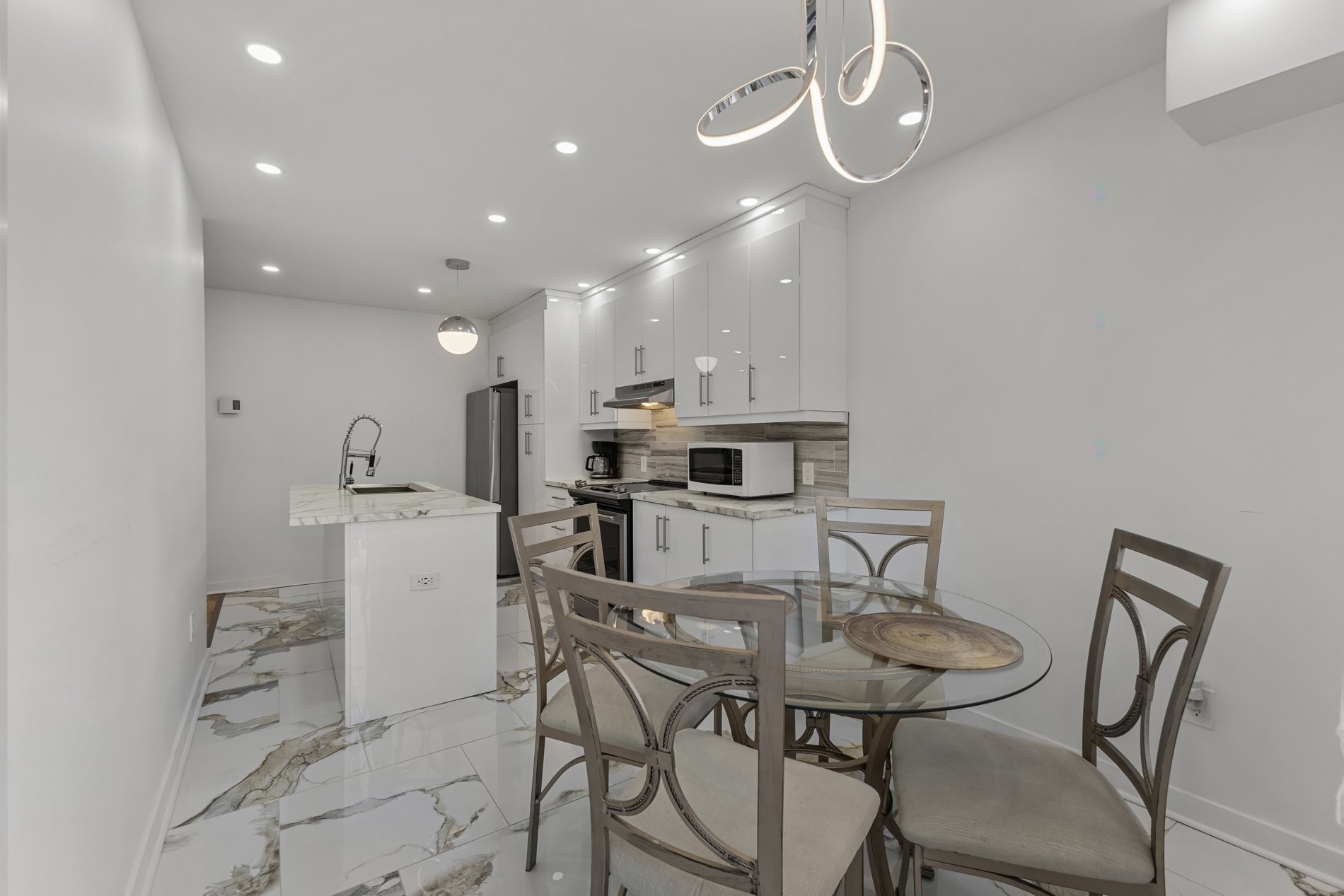 









8325

 - 8327


Boul. de Châteauneuf

,
Montréal (Anjou),




QC
H1K1E6

