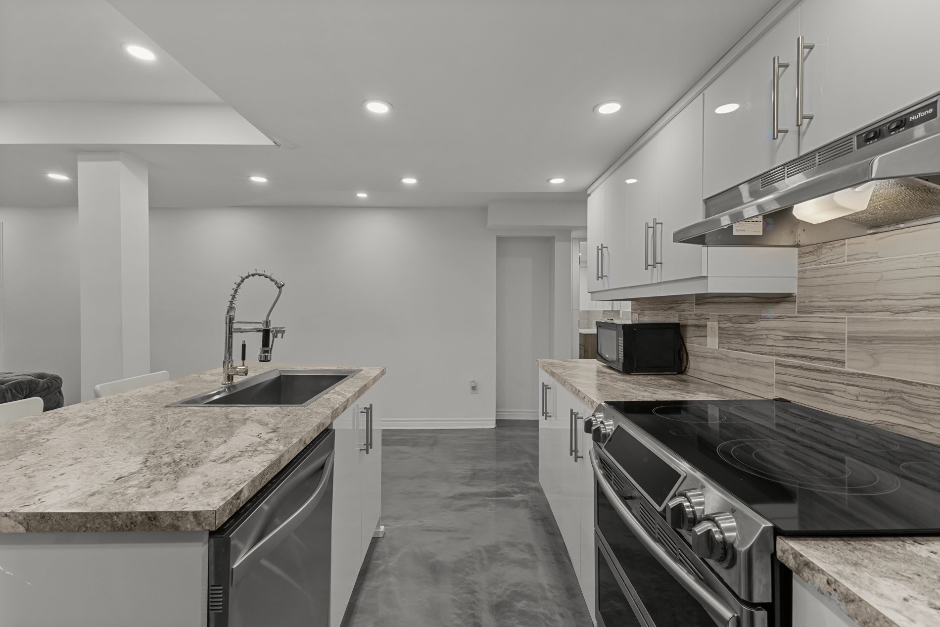 









8325

 - 8327


Boul. de Châteauneuf

,
Montréal (Anjou),




QC
H1K1E6

