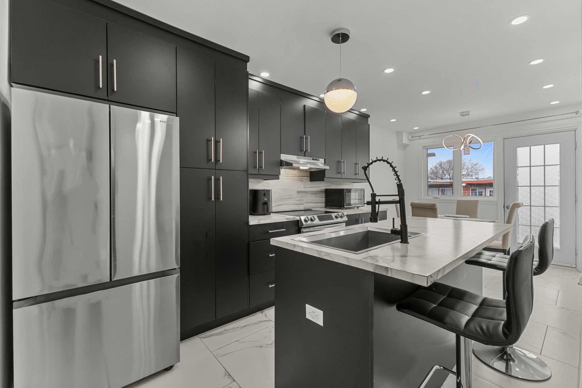 









8325

 - 8327


Boul. de Châteauneuf

,
Montréal (Anjou),




QC
H1K1E6

