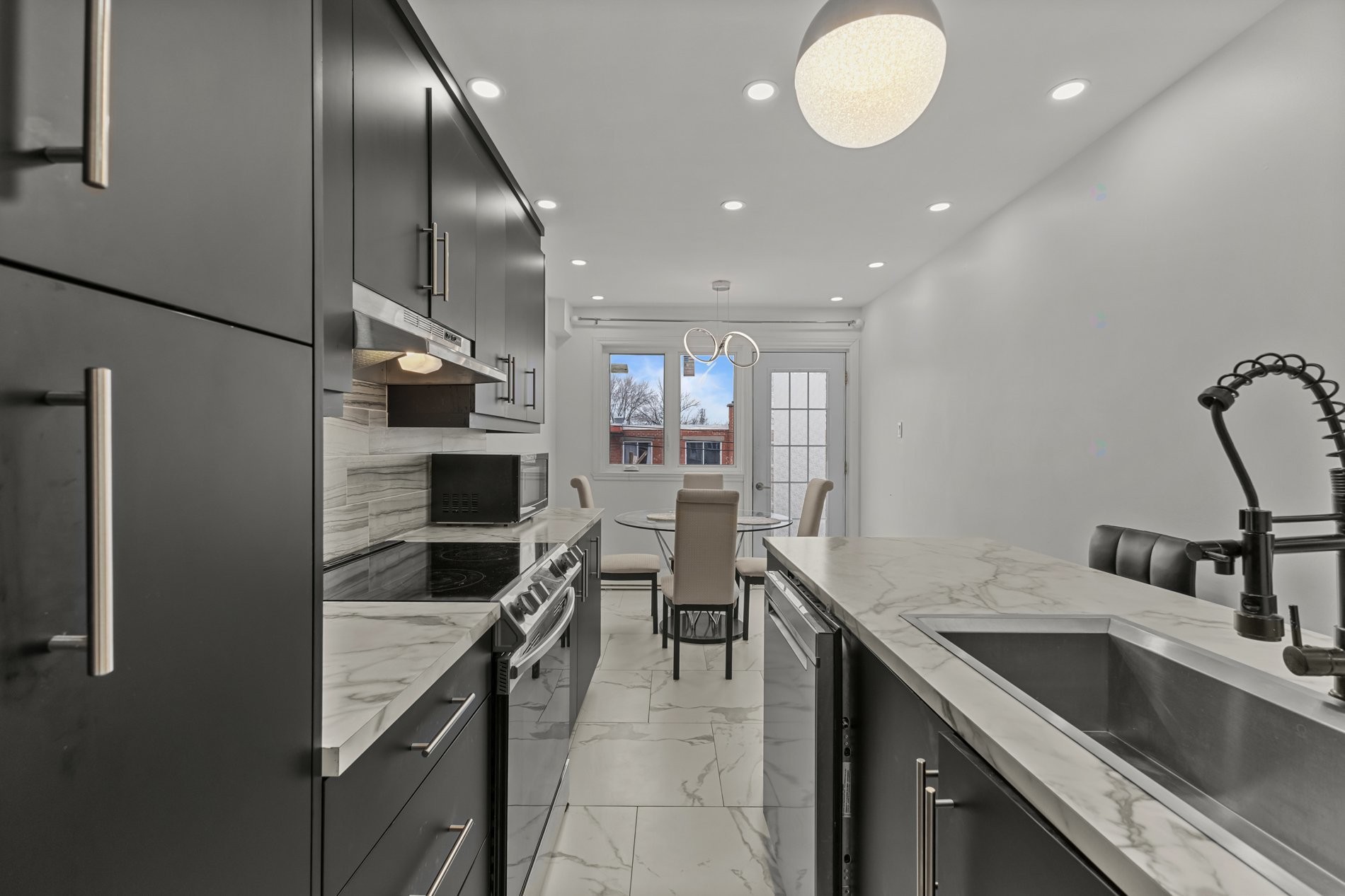 









8325

 - 8327


Boul. de Châteauneuf

,
Montréal (Anjou),




QC
H1K1E6

