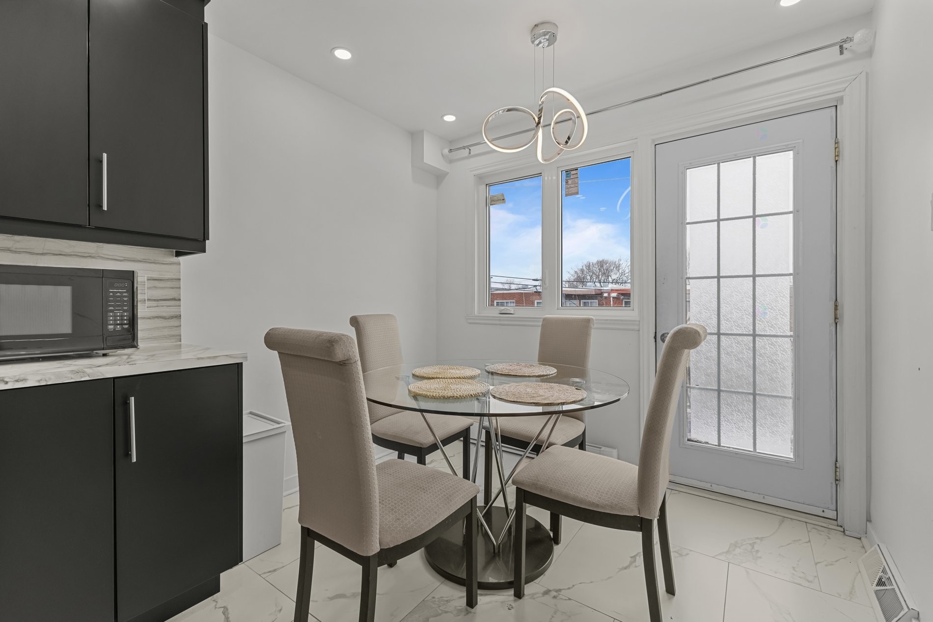 









8325

 - 8327


Boul. de Châteauneuf

,
Montréal (Anjou),




QC
H1K1E6

