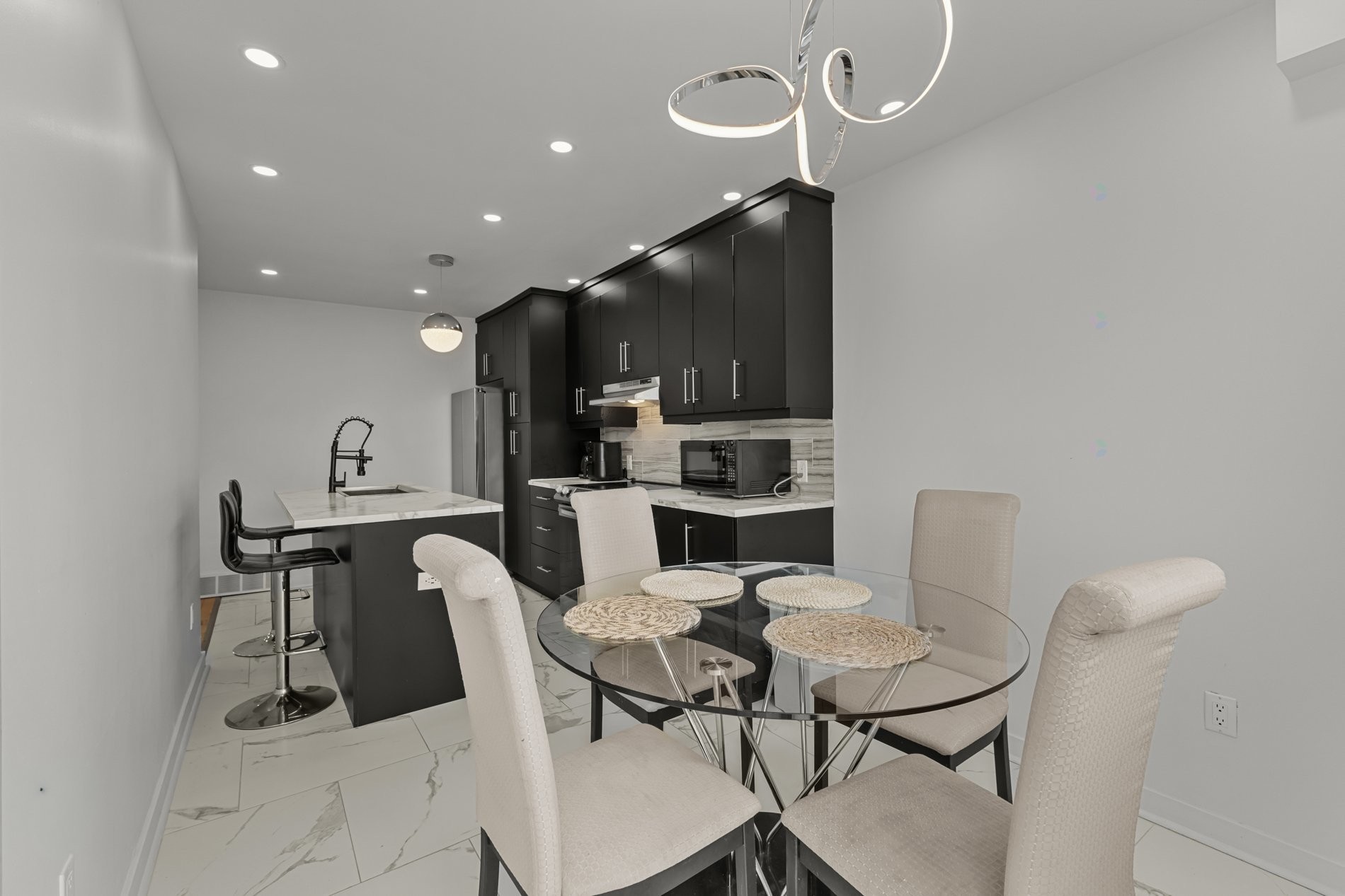 









8325

 - 8327


Boul. de Châteauneuf

,
Montréal (Anjou),




QC
H1K1E6

