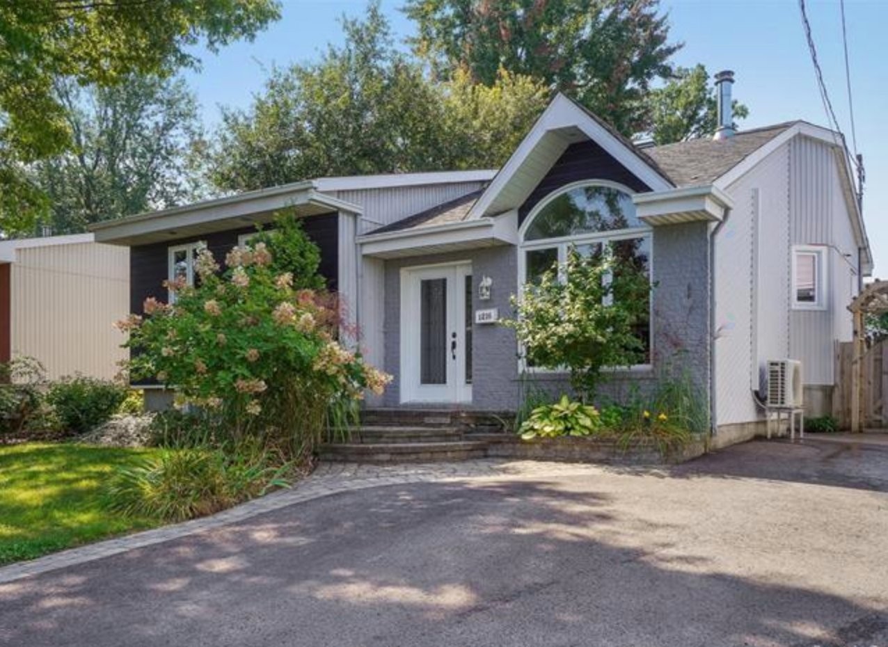 









1216


43e Avenue

,
Laval (Fabreville),




QC
H7R5A1

