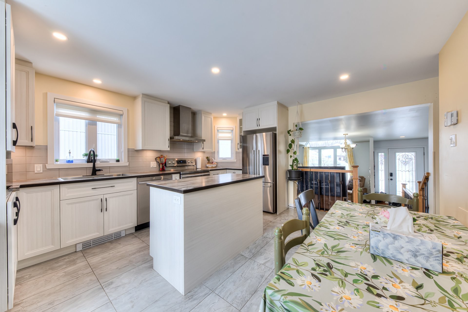 









1216


43e Avenue

,
Laval (Fabreville),




QC
H7R5A1

