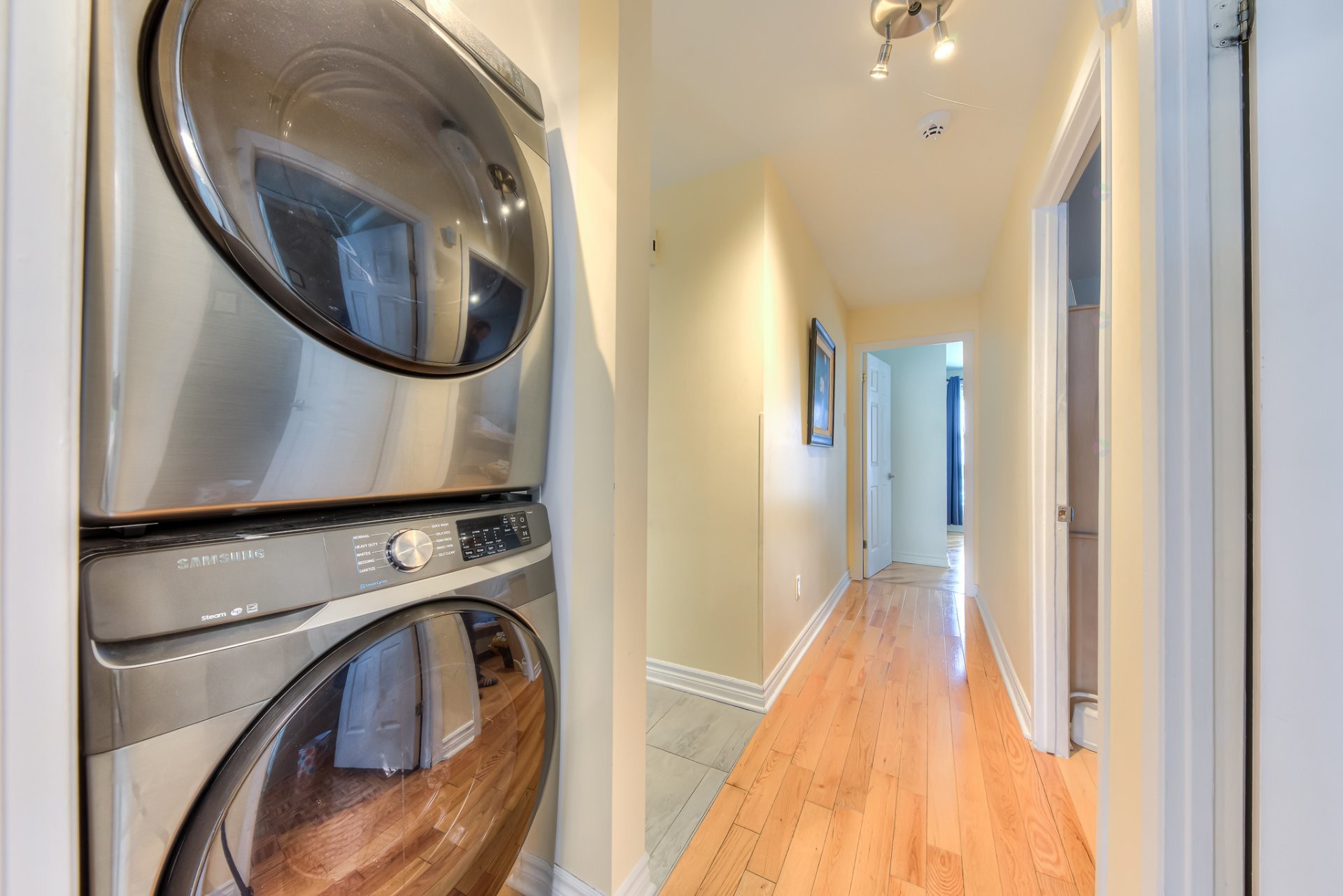 









1216


43e Avenue

,
Laval (Fabreville),




QC
H7R5A1

