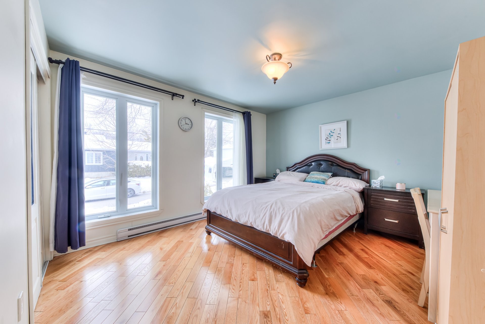 









1216


43e Avenue

,
Laval (Fabreville),




QC
H7R5A1

