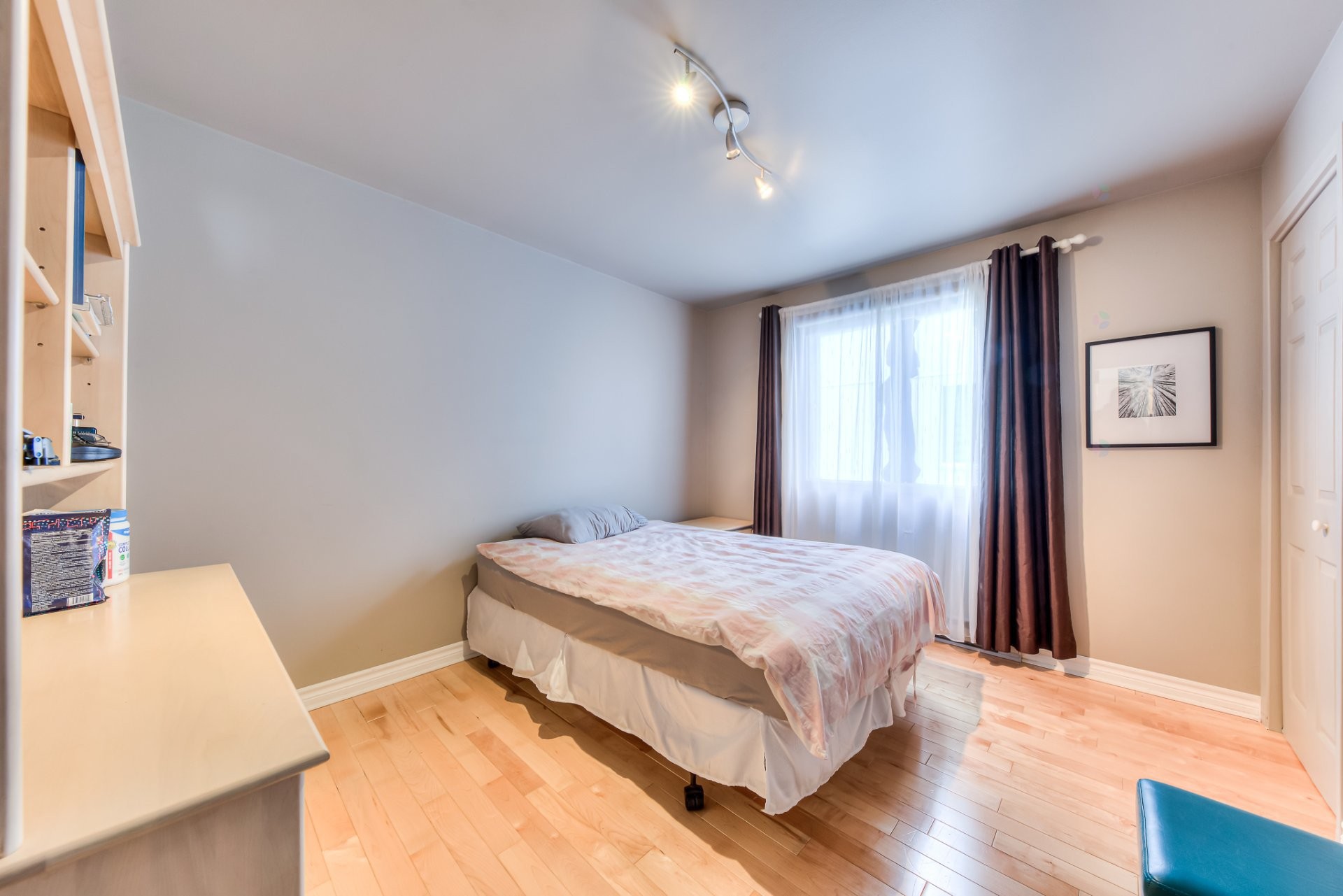 









1216


43e Avenue

,
Laval (Fabreville),




QC
H7R5A1

