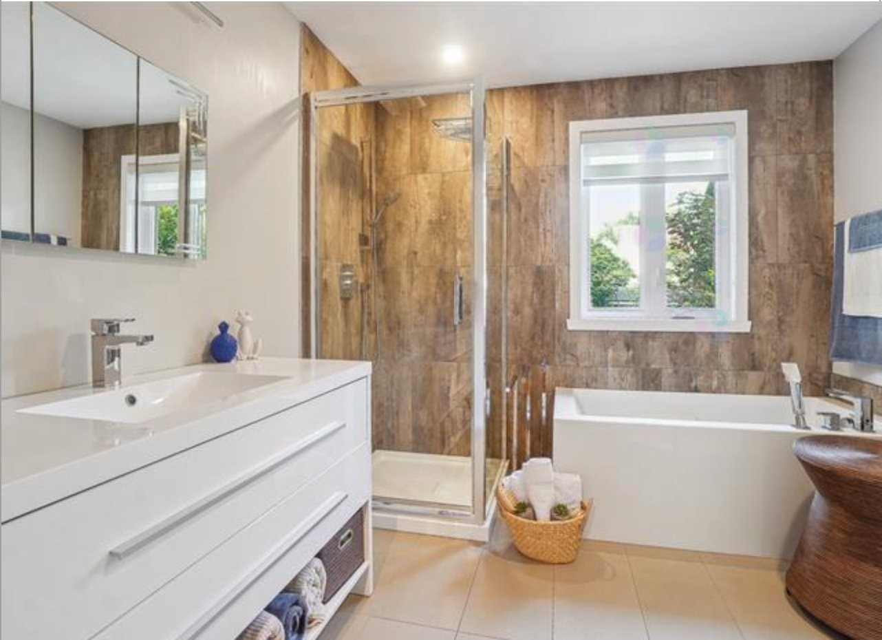 









1216


43e Avenue

,
Laval (Fabreville),




QC
H7R5A1

