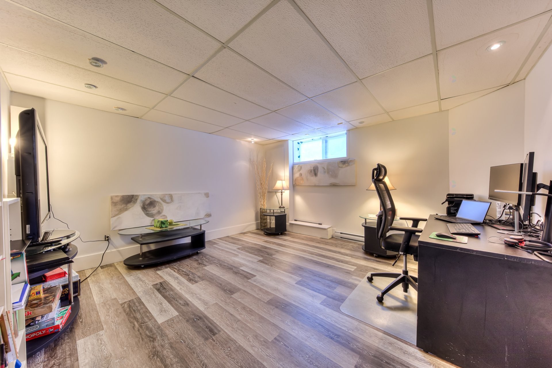 









1216


43e Avenue

,
Laval (Fabreville),




QC
H7R5A1

