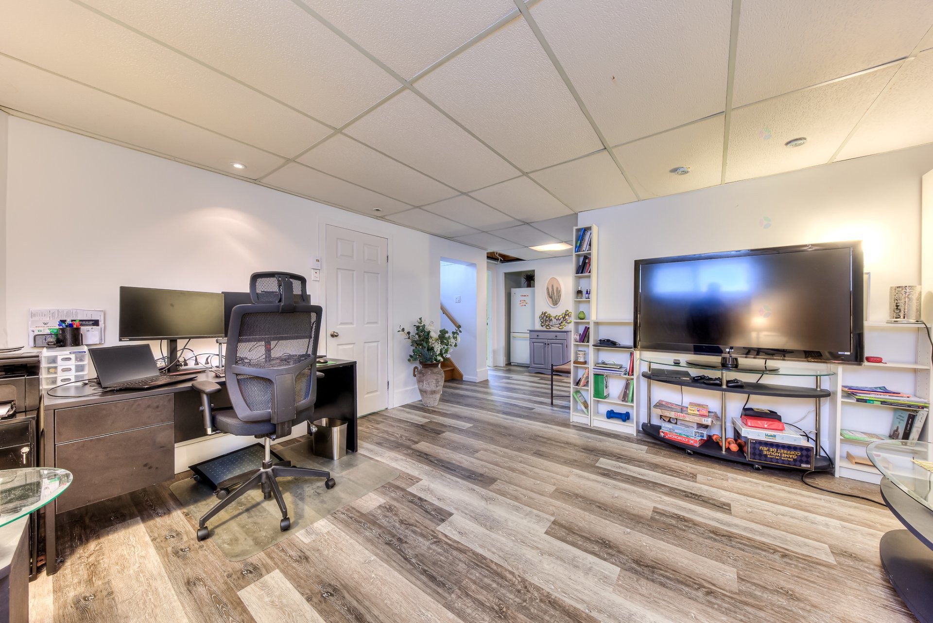 









1216


43e Avenue

,
Laval (Fabreville),




QC
H7R5A1

