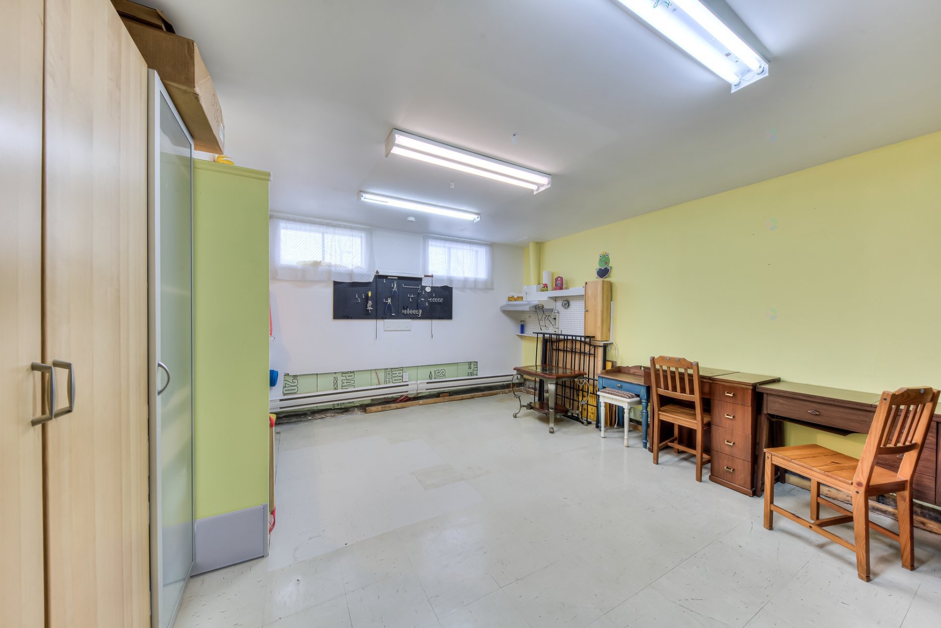 









1216


43e Avenue

,
Laval (Fabreville),




QC
H7R5A1

