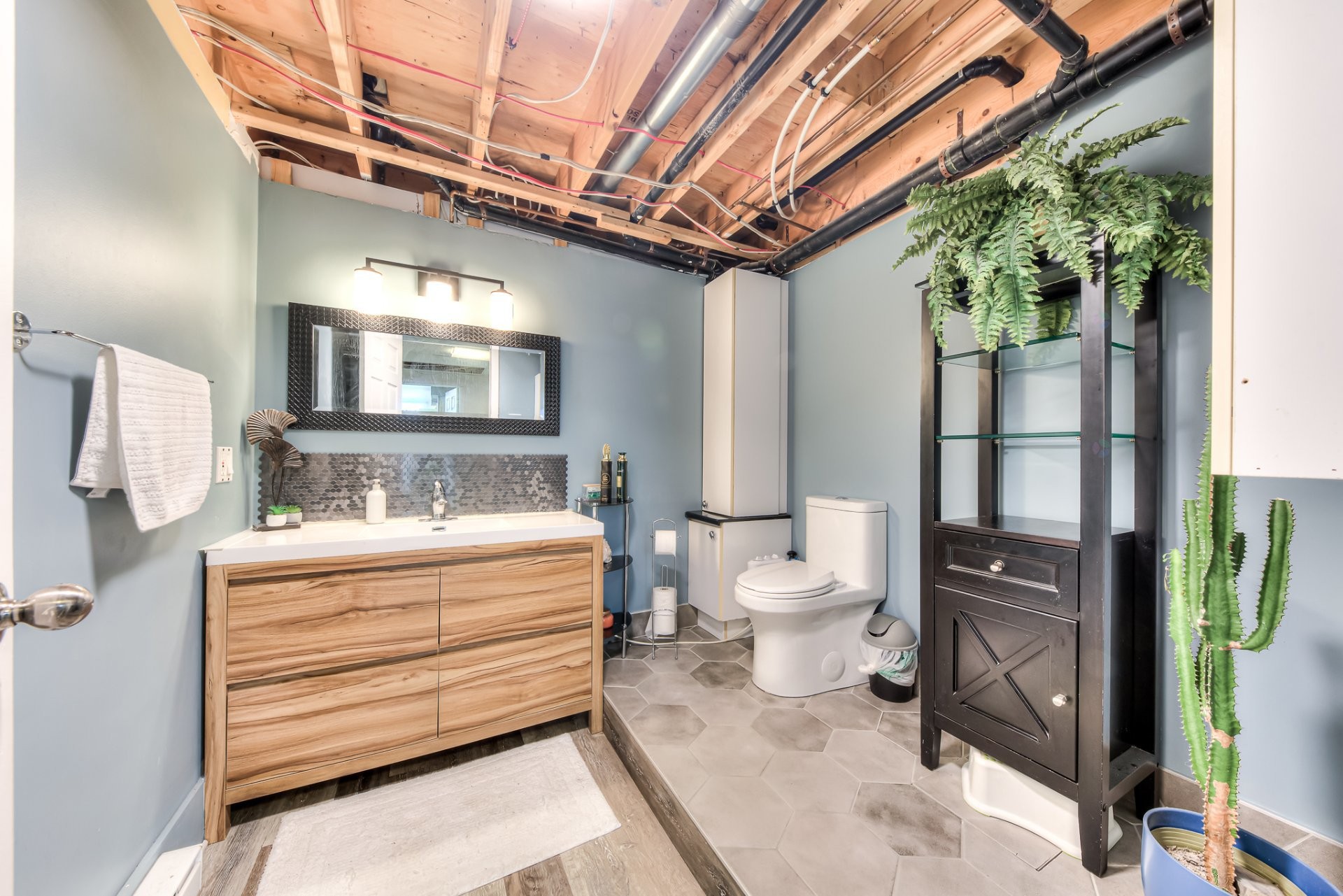 









1216


43e Avenue

,
Laval (Fabreville),




QC
H7R5A1

