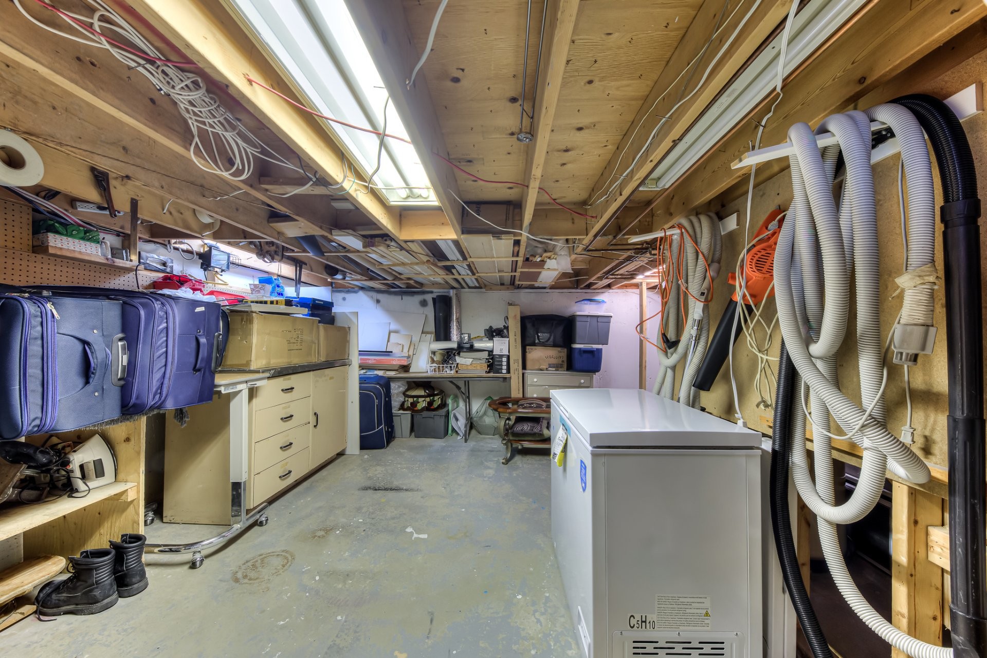 









1216


43e Avenue

,
Laval (Fabreville),




QC
H7R5A1

