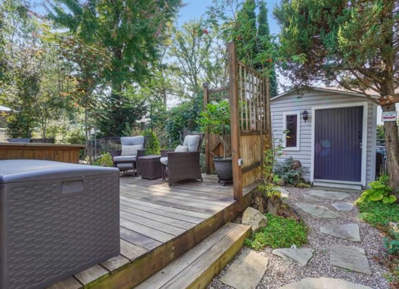 









1216


43e Avenue

,
Laval (Fabreville),




QC
H7R5A1

