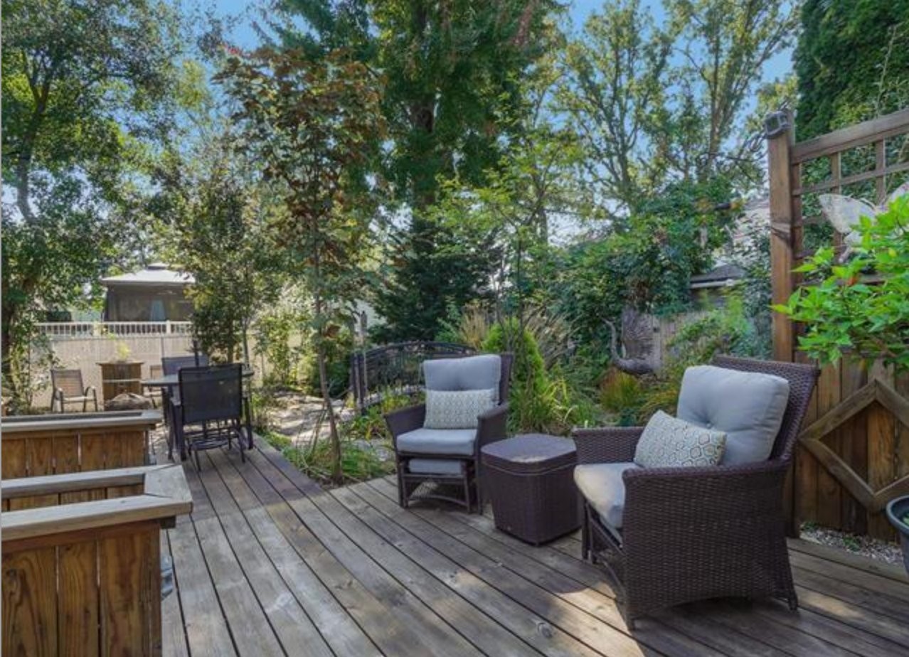 









1216


43e Avenue

,
Laval (Fabreville),




QC
H7R5A1

