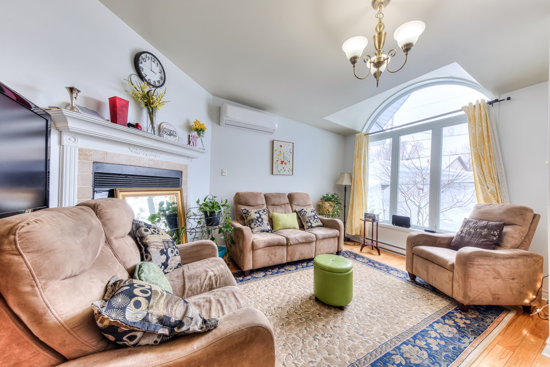 









1216


43e Avenue

,
Laval (Fabreville),




QC
H7R5A1

