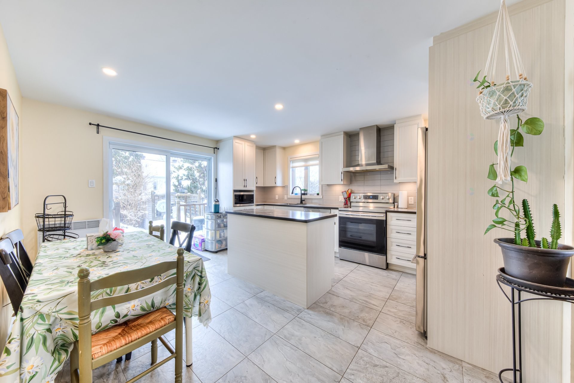 









1216


43e Avenue

,
Laval (Fabreville),




QC
H7R5A1

