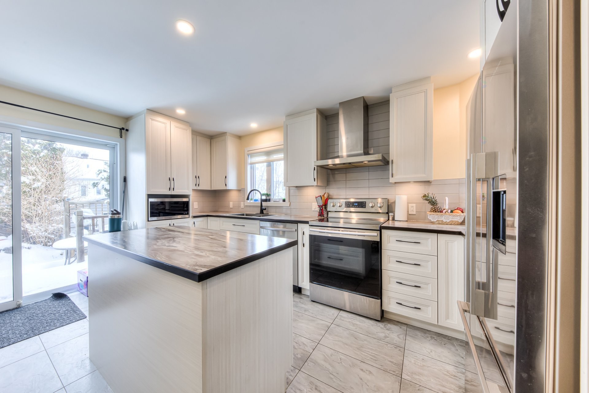 









1216


43e Avenue

,
Laval (Fabreville),




QC
H7R5A1

