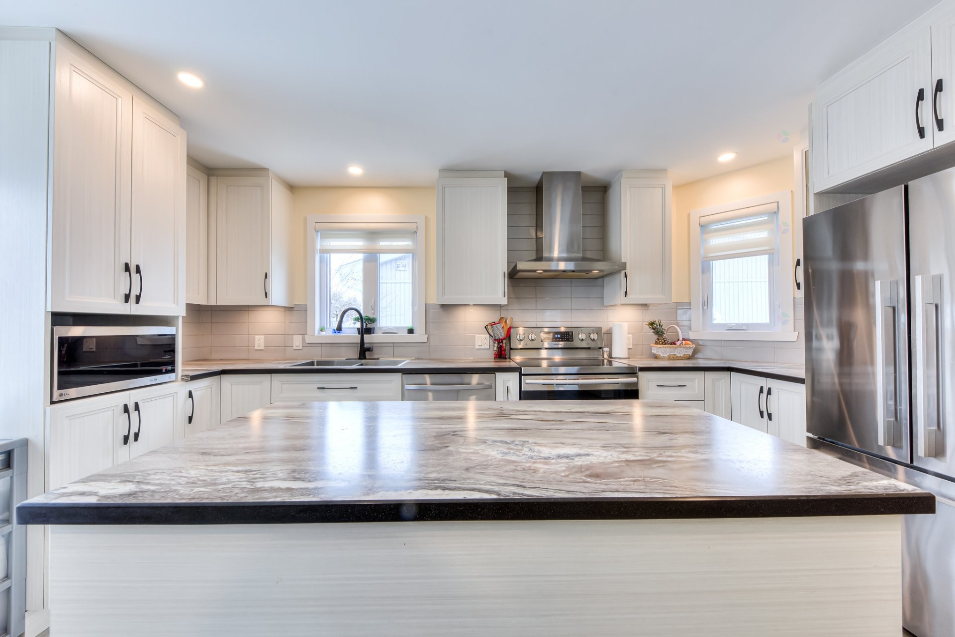 









1216


43e Avenue

,
Laval (Fabreville),




QC
H7R5A1

