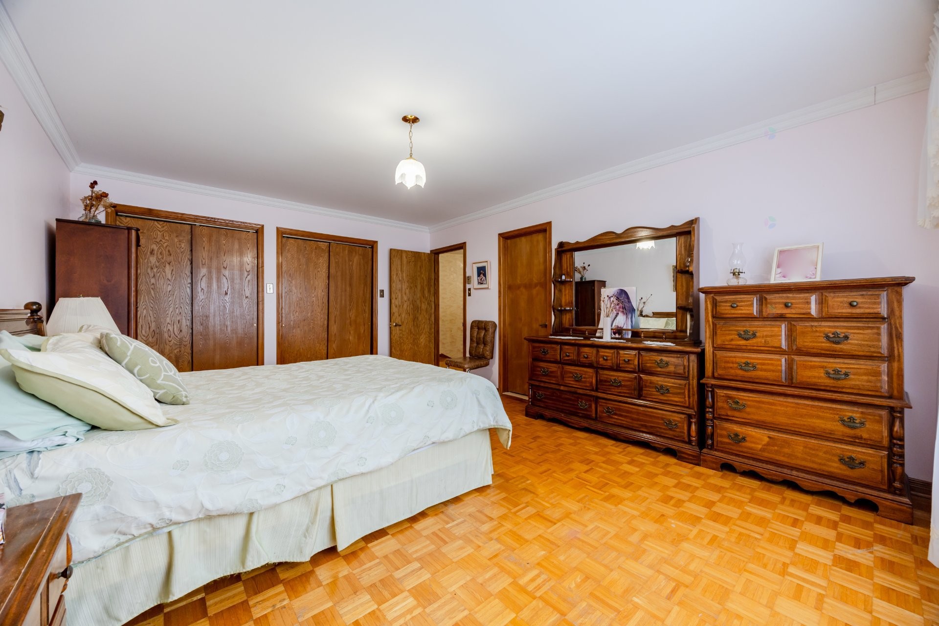 









11374


Rue Poincaré

,
Montréal (Ahuntsic-Cartierville),




QC
H3L3L7

