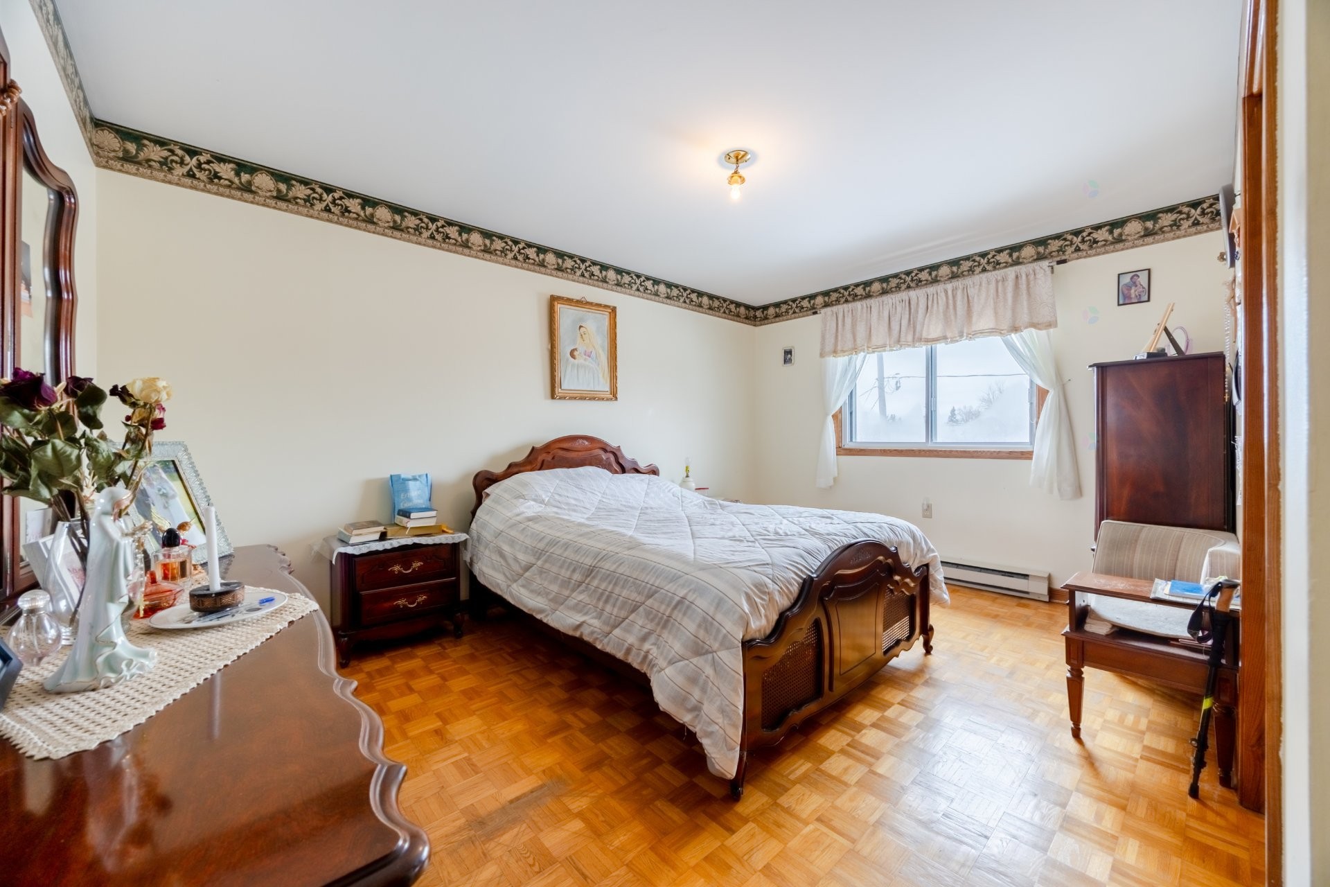 









11374


Rue Poincaré

,
Montréal (Ahuntsic-Cartierville),




QC
H3L3L7

