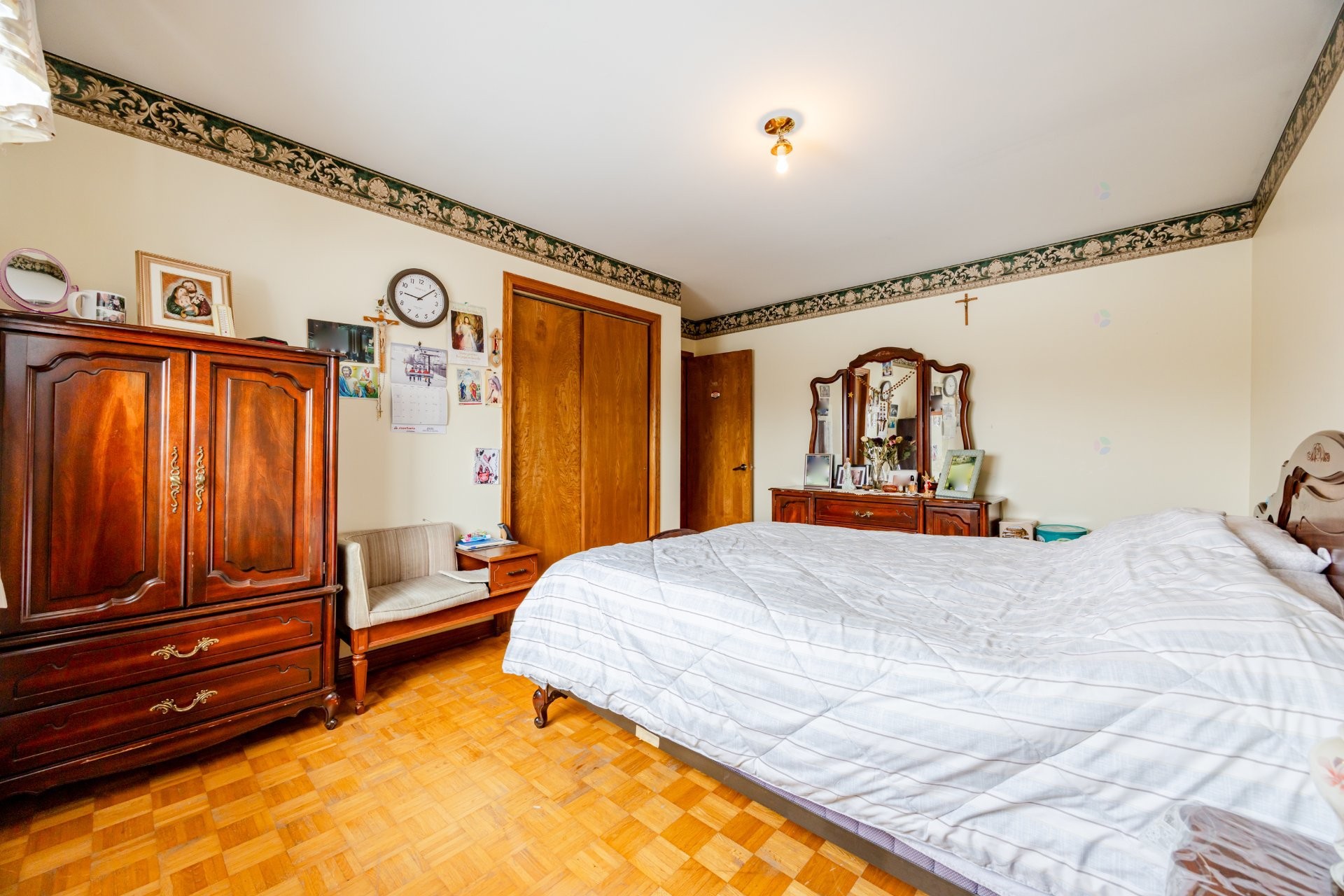 









11374


Rue Poincaré

,
Montréal (Ahuntsic-Cartierville),




QC
H3L3L7

