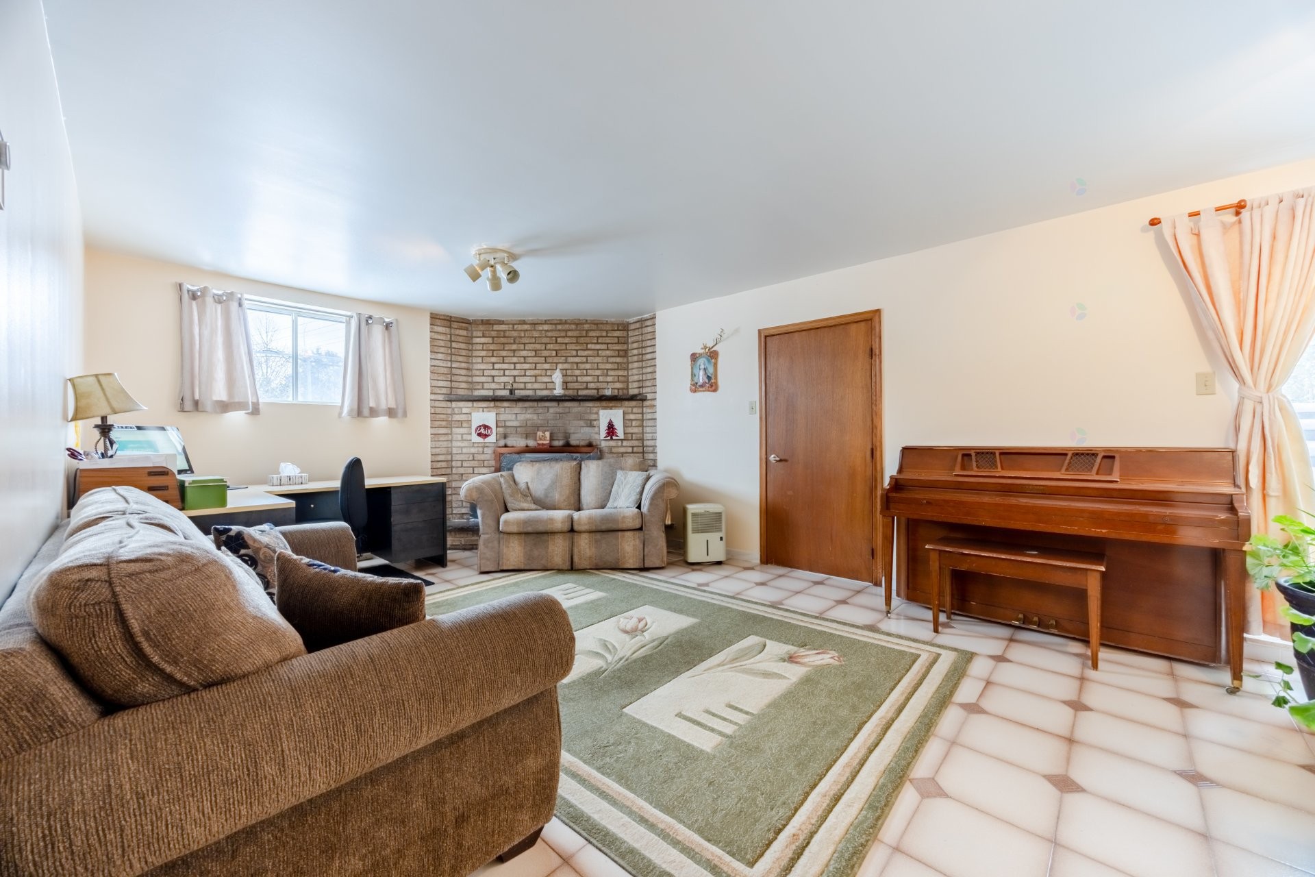 









11374


Rue Poincaré

,
Montréal (Ahuntsic-Cartierville),




QC
H3L3L7

