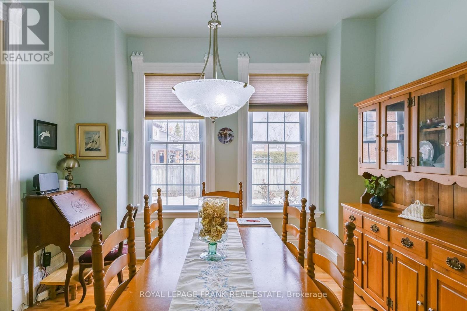 












865 PARKHILL ROAD W

,
Peterborough (Monaghan Ward 2),




Ontario
K9J6P2

