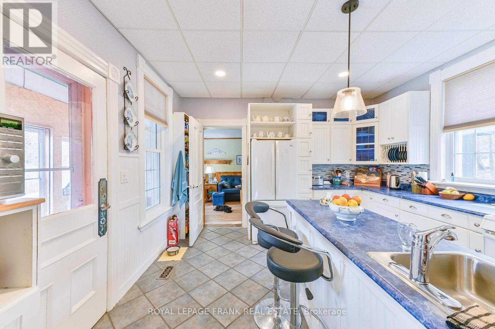 












865 PARKHILL ROAD W

,
Peterborough (Monaghan Ward 2),




Ontario
K9J6P2

