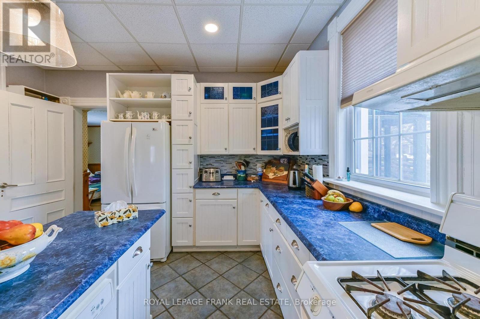 












865 PARKHILL ROAD W

,
Peterborough (Monaghan Ward 2),




Ontario
K9J6P2

