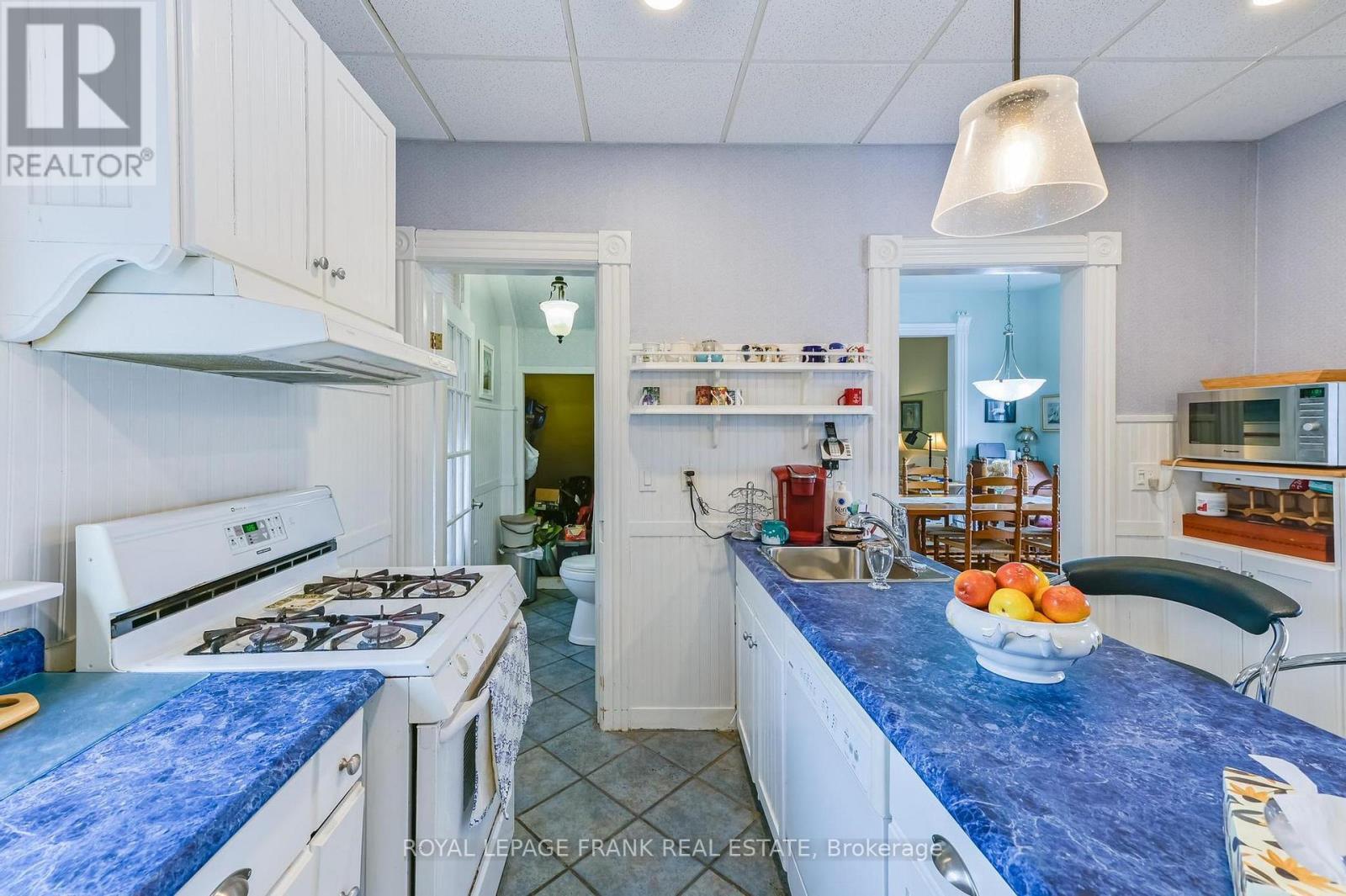












865 PARKHILL ROAD W

,
Peterborough (Monaghan Ward 2),




Ontario
K9J6P2

