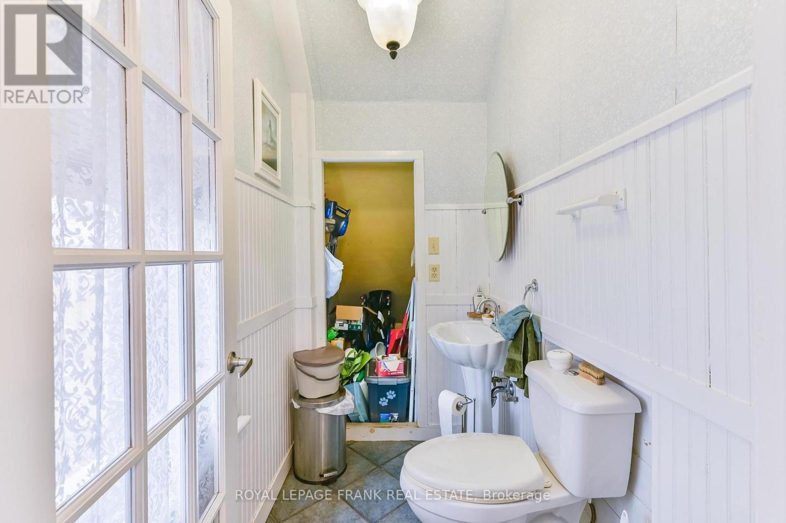 












865 PARKHILL ROAD W

,
Peterborough (Monaghan Ward 2),




Ontario
K9J6P2

