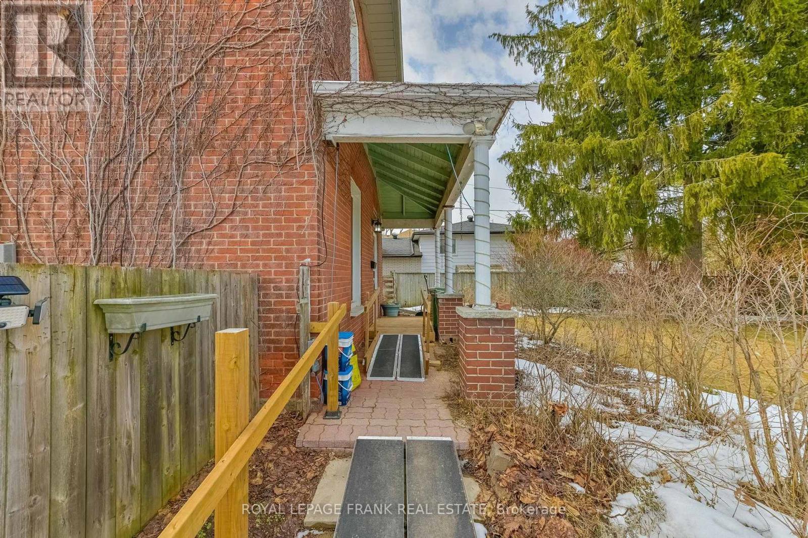 












865 PARKHILL ROAD W

,
Peterborough (Monaghan Ward 2),




Ontario
K9J6P2

