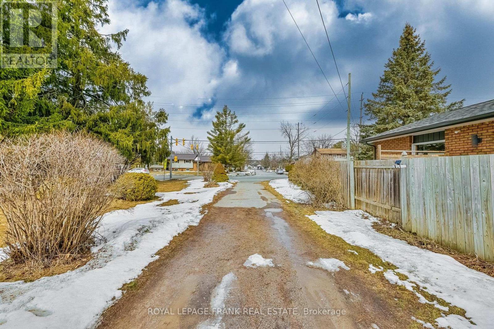 












865 PARKHILL ROAD W

,
Peterborough (Monaghan Ward 2),




Ontario
K9J6P2

